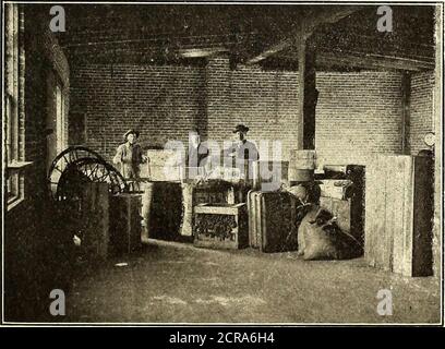 . Journal de chemin de fer de la rue . SALLE D'ATTENTE À TIPPECANOE, BUREAUX DE TELEGRAPH À• TOUTES LES GARES mûres, brosses, etc., est fait par dessous, et toutes les trappes ont été distribuées avec. Pour éliminer le danger des voitures firesin, tout le câblage est conduit dans des conduits, et des fils recouverts d'amiante et de caoutchouc de dé-ble sont utilisés. Les chauffe-eau électriques ont été remplacés par des chauffe-eau chauds. Toutes les voitures ont récemment un plancher double et deux épaisseurs de papier de construction sont placées sur le plancher d'origine avec un plancher en pin dur au-dessus.toutes les voitures limitées sont recouvertes de moquette. Toutes les voitures locales ont des sièges recouverts de cuir, tandis que la canne-pantasote Banque D'Images