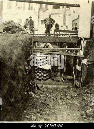 . Journal de chemin de fer de la rue . VOITURES DE VILLE STANDARD conduit ioo PRÈS DE LA STATION de bonnes courbes, et la grande section requise, ne sont pas re-garded comme important par la direction de Milwaukee. Un clip spécial, conçu par les ingénieurs de la société en conjonction avec ceux de l'équip- Banque D'Images