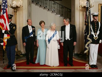 Le Président George Bush et Mme Laura Bush escort Sa Majesté la Reine Elizabeth II et Son Altesse Royale le Prince Philip, duc d'Édimbourg, du grand escalier de la Maison Blanche, lundi 7 mai 2007, avant d'assister à l'État Le dîner dans l'honneur de la Reine. Photo par Joyce N. Boghosian, avec la permission de George W. Bush Presidential Library & Combattantsbibliothèque Banque D'Images