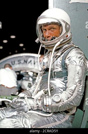 L'astronaute John H. Glenn Jr., vêtu d'une combinaison de pression au ...