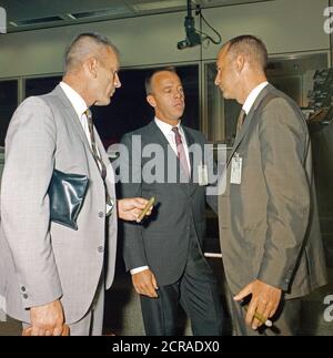 Discussion dans la salle de contrôle de mission au cours de l'activité de Gemini-11. L À R, sont Donald K. Slayton, M.SC. Dir de l'équipage de conduite des opérations ; l'astronaute Alan B. Shepard, Jr., chef, astronaute de l'Offc SMC ; et George M. Low, MSC Dep. Banque D'Images