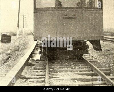 . Le journal de chemin de fer de rue . petit. Les illustrations ci-jointes montrent le troisième rail comme il l'est. VUE D'EXTRÉMITÉ DE LA VOITURE, MONTRANT LA MÉTHODE DE FAIRE LE CONTACT apjjears finislu(l et en construction. Une voiture avec la voiture bras qui porte la chaussure de contact est également illustrée. Les illustrations montrent que le troisième rail est à une distance considérable Banque D'Images