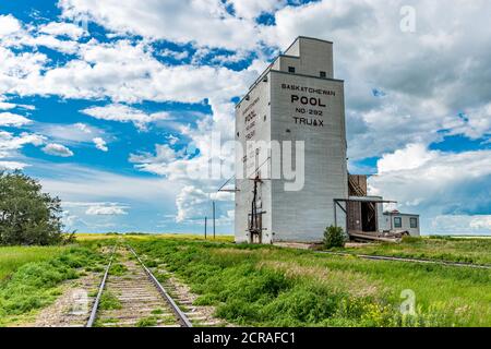 Truax, SK/Canada- le 18 juillet 2020 : l'élévateur de grain abandonné de la piscine de blé de collection à Truax, en Saskatchewan, avec des voies de chemin de fer à côté Banque D'Images