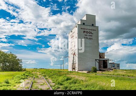 Truax, SK/Canada- le 18 juillet 2020 : l'élévateur de grain abandonné de la piscine de blé de collection à Truax, en Saskatchewan, avec des voies de chemin de fer à côté Banque D'Images