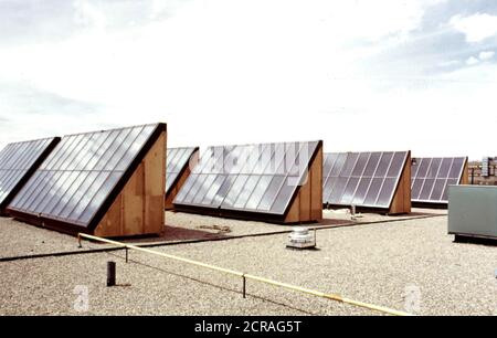 Le chauffage de l'plat construit par la société Solaron, et installé sur le toit de la Gump Glass Company... 05 1975 Banque D'Images