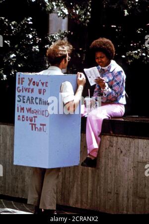 L'apporte d'août aug jours à la place de la fontaine. Un Gospeller Foursquare passe le mot parmi la foule du festival 1973 Banque D'Images