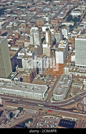 Une vue aérienne de la Lone Star comme il fait son chemin dans le centre-ville d'Oklahoma City en route de Chicago à Houston, Texas, Juin 1974 Banque D'Images