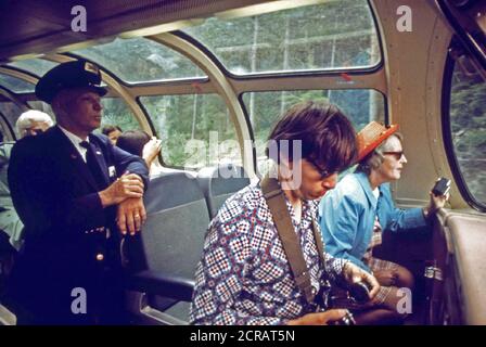 Les amateurs de profiter de l'observation de l'appareil photo à bord de voiture de l'Expo 74 comme le train de voyageurs passe par la route des Cascades de Spokane à Seattle, Washington, juin 1974 Banque D'Images