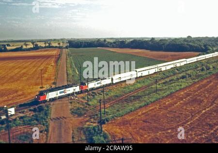 Le Lone Star (train # 15) est illustré de l'air lors de son passage d'un croisement entre l'Oklahoma rural type guthrie et norman enroute de Chicago à Houston, Texas, Juin 1974 Banque D'Images