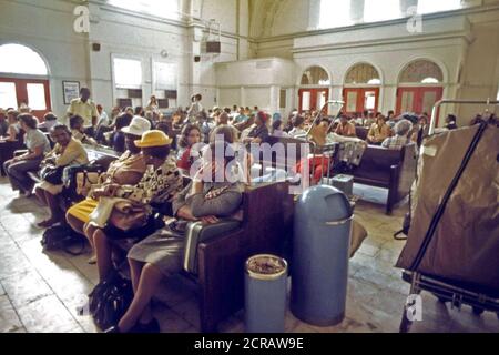 Les passagers en attente d'un train à la station de Fort Worth, Texas, Juin 1974 Banque D'Images