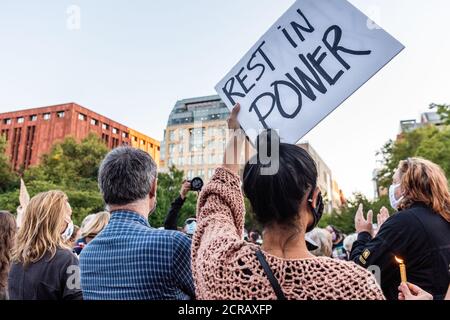 Les New-Yorkais se réunissent pour une veillée commémorant et honorant la vie de la juge de la Cour suprême Ruth Bader Ginsburg dans le parc Washington Square à New York le 19 septembre 2020. Ruth Bader Ginsburg, née à Brooklyn et connue sous le nom de RBG, est décédée le vendredi 19, 2020, après une bataille contre le cancer du pancréas. (Photo de Gabriele Holtermann/Sipa USA) crédit: SIPA USA/Alay Live News Banque D'Images