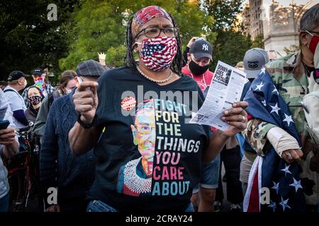 Les New-Yorkais se réunissent pour une veillée commémorant et honorant la vie de la juge de la Cour suprême Ruth Bader Ginsburg dans le parc Washington Square à New York le 19 septembre 2020. Ruth Bader Ginsburg, née à Brooklyn et connue sous le nom de RBG, est décédée le vendredi 19, 2020, après une bataille contre le cancer du pancréas. (Photo de Gabriele Holtermann/Sipa USA) crédit: SIPA USA/Alay Live News Banque D'Images