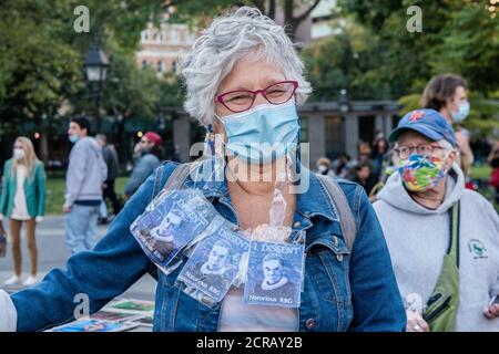 Les New-Yorkais se réunissent pour une veillée commémorant et honorant la vie de la juge de la Cour suprême Ruth Bader Ginsburg dans le parc Washington Square à New York le 19 septembre 2020. Ruth Bader Ginsburg, née à Brooklyn et connue sous le nom de RBG, est décédée le vendredi 19, 2020, après une bataille contre le cancer du pancréas. (Photo de Gabriele Holtermann/Sipa USA) crédit: SIPA USA/Alay Live News Banque D'Images