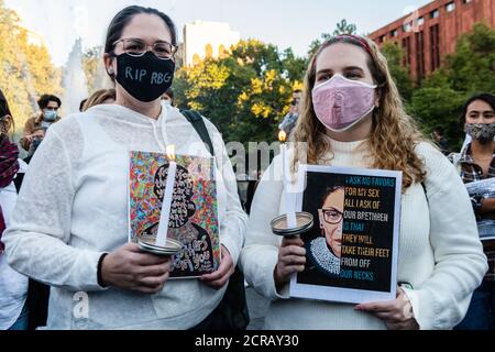 Les New-Yorkais se réunissent pour une veillée commémorant et honorant la vie de la juge de la Cour suprême Ruth Bader Ginsburg dans le parc Washington Square à New York le 19 septembre 2020. Ruth Bader Ginsburg, née à Brooklyn et connue sous le nom de RBG, est décédée le vendredi 19, 2020, après une bataille contre le cancer du pancréas. (Photo de Gabriele Holtermann/Sipa USA) crédit: SIPA USA/Alay Live News Banque D'Images