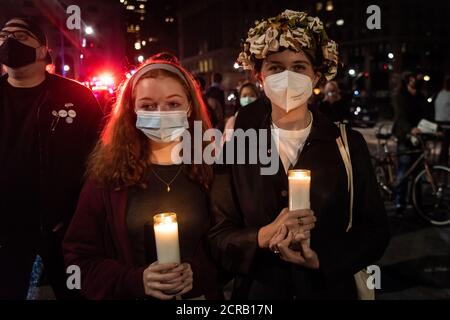 Quelques centaines de New-Yorkais se réunissent pour une veillée commémorant et honorant la vie de la juge de la Cour suprême Ruth Bader Ginsburg devant l'édifice de la Cour suprême de l'État de New York, à New York, le 19 septembre 2020. Ruth Bader Ginsburg, née à Brooklyn et connue sous le nom de RBG, est décédée le vendredi 19, 2020, après une bataille contre le cancer du pancréas. (Photo de Gabriele Holtermann/Sipa USA) crédit: SIPA USA/Alay Live News Banque D'Images