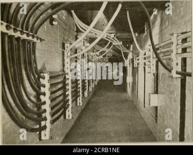 . Le chemin de fer de rue critique . dby un lo-in. Eau principale et arrangé avec des vannes d'arrêt. Le flotteur ou la jauge d'eau est disposé à l'intérieur du tuyau ; il est connecté à une cloche de signal dans la salle des pompes et peut être réglé pour fonctionner à n'importe quelle hauteur souhaitée, annonçant les points bas et liish de Boili. SOUS-STATIONS. Il y a trois sous-stations situées respectivement al .Vnisterrlani,r,t Johnstown et à Glenville. SOUS-GARE D'AMSTERDAM. La sous-station d'Amsterdam se trouve dans la partie ouest de la ville de.msterdam. Et est un nouveau bâtiment en brique pressée rouge résistant au feu 45 X 105 ft. Avec un toit en treillis d'acier, TH Banque D'Images