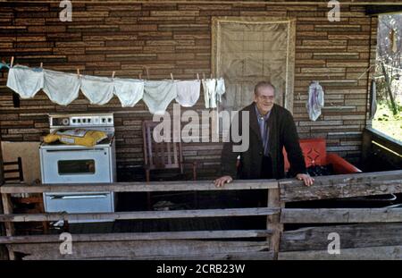 Hiram Lilly, 84, se dresse sur le porche de sa fille dans la maison de Fireco, près de Beckley, West Virginia. Le mineur à la retraite vit avec elle - Mai 1974 Banque D'Images