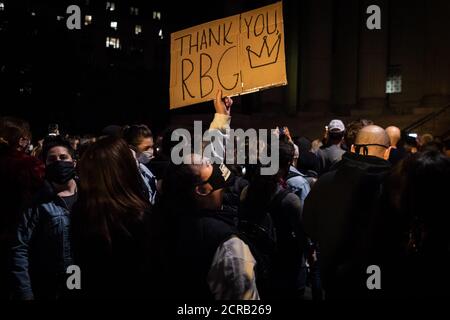 Quelques centaines de New-Yorkais se réunissent pour une veillée commémorant et honorant la vie de la juge de la Cour suprême Ruth Bader Ginsburg devant l'édifice de la Cour suprême de l'État de New York, à New York, le 19 septembre 2020. Ruth Bader Ginsburg, née à Brooklyn et connue sous le nom de RBG, est décédée le vendredi 19, 2020, après une bataille contre le cancer du pancréas. (Photo de Gabriele Holtermann/Sipa USA) crédit: SIPA USA/Alay Live News Banque D'Images