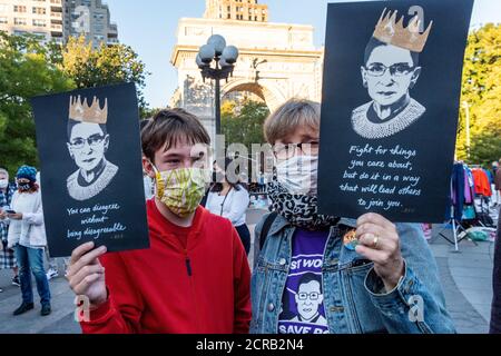 Les New-Yorkais se réunissent pour une veillée commémorant et honorant la vie de la juge de la Cour suprême Ruth Bader Ginsburg dans le parc Washington Square à New York le 19 septembre 2020. Ruth Bader Ginsburg, née à Brooklyn et connue sous le nom de RBG, est décédée le vendredi 19, 2020, après une bataille contre le cancer du pancréas. (Photo de Gabriele Holtermann/Sipa USA) crédit: SIPA USA/Alay Live News Banque D'Images