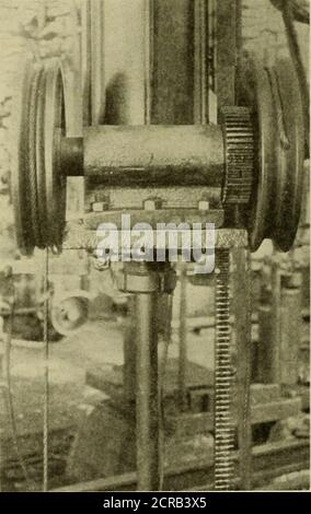 . Ingénieur américain et journal ferroviaire . VUE RAPPROCHÉE DU PALAN PNEUMATIQUE MONTRANT LA CK ET L'ENGRENAGE. UN PALAN PNEUMATIQUE À LONGUE LEVÉE ET ACTION POSITIVE. LE PISTON D'AIR ACTIONNE UNE CRÉMAILLÈRE QUI ENGRÈNE WITHGE.RS SUR L'ARBRE AU-DESSUS DUQUEL LES CABLEPULLEYS SONT CLAVETÉS. L'EXEMPLE SHOWNHAS MAIS UN RACK. UN MODÈLE PLUS RÉCENT EM-BLOYS UN DOUBLE R.CK. IL EST UTILISÉ DANS LE TRAIN DE TIGES DES MAGASINS DE PRINTEMPS DE L'OUEST. Banque D'Images