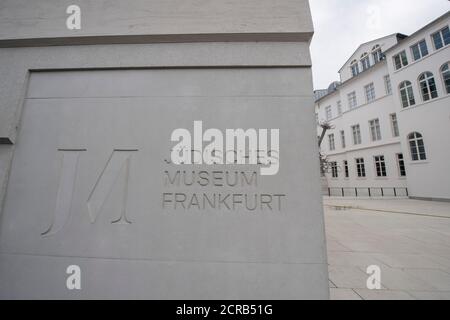 17 septembre 2020, Hessen, Francfort-sur-le-main : la sculpture « sans titre » d'Ariel Schlesinger, composée de deux arbres, domine la cour intérieure du nouveau musée juif de Francfort. En années de travaux de rénovation, le bâtiment historique a été agrandi par un nouveau bâtiment, qui sera ouvert aux visiteurs à partir d'octobre 21. (À dpa 'le plus ancien musée juif d'Allemagne devient le plus récent' de 20.09.2020) photo: Boris Roessler/dpa Banque D'Images