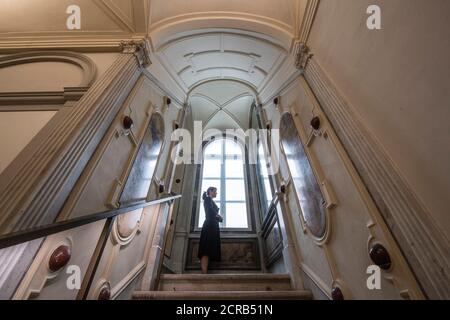 17 septembre 2020, Hessen, Francfort-sur-le-main : l'escalier rénové du palais historique Rothschild du nouveau musée juif de Francfort. En années de travaux de rénovation, le bâtiment historique a été agrandi par un nouveau bâtiment, qui sera ouvert aux visiteurs à partir d'octobre 21. (À dpa 'le plus ancien musée juif d'Allemagne devient le plus récent' de 20.09.2020) photo: Boris Roessler/dpa Banque D'Images