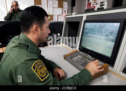 Sud du Texas et des agents de patrouille frontalière activité transfrontalière par l'utilisation d'un système de vidéo surveillance à distance. Banque D'Images