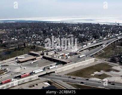 Les flux de trafic sur le pont Ambassador voyageant à point d'entrée aux États-Unis à partir du Canada. Il est le poste frontalier international en Amérique du Nord en termes de volume des échanges (à partir de 2011 lorsque cette photo a été prise) Banque D'Images