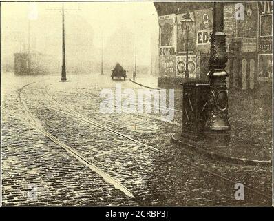 . Journal de chemin de fer de la rue . ORGANISATION DE LA COMPAGNIE DE CÂBLES ÉLECTRIQUES l'annonce est faite que la compagnie de câbles électriques, de Bridgeport, Connecticut, a été formée pour succéder à la compagnie MagnetWire et à la compagnie Peerless Electric, toutes deux à New York. La société TBE érige une grande usine de modèles dans. FIGURE 2.—VUE DU MÉCANISME DE COMMANDE DU CONTACTEUR AUTOMATIQUE WITHCOVER DÉPOSÉ FIG. 3.—VUE À UNE JONCTION, MONTRANT L'INSTALLATION DU COMMUTATEUR DE PISTE AUTO-MATIC AI. LE MÉCANISME DE COMMUTATION EST DANS LA BOÎTE À CÔTÉ DU PÔLE SUR LA DROITE bloquée, il fonctionne à une jonction où les voitures passent à la mini-maman Banque D'Images