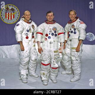 Le premier équipage de la mission Apollo 16 lunar landing. De gauche à droite : Thomas K. Mattingly II, pilote du module de commande ; John W. Young, commandant ; et Charles M. Duc Jr., pilote du module lunaire. Banque D'Images