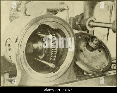 . Ingénieur américain et journal ferroviaire . SHOWIXG TAILLE COMPARATIVE DE la ROUE WORM. Indexation ferentielle du travail cylindrique à celle qui nécessite le réglage angulaire de la broche dans le plan vertical. Pour que l'application de l'indexation du différentiel soit universelle, il est nécessaire qu'elle soit disponible pour une utilisation avec des rainures hélicoïdales ou spiralées, telles que les engrenages hélicoïdaux. Thishas a été accompli de la manière suivante: Le principe,sur lequel le système différentiel d'indexation fonctionne, rend nécessaire d'avoir la broche et la plaque d'index ainsi connectés par les moyens de changement d'engrenage Banque D'Images