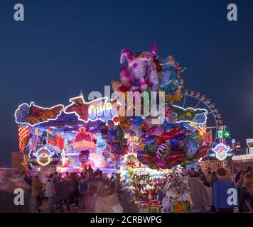 Promenade de divertissement sur le Bremer Freimarkt au crépuscule, Brême, Allemagne, Europe Banque D'Images