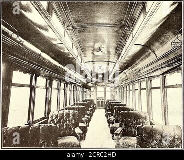 . Journal de chemin de fer de la rue . TROLLEY POUR LA ROYAUTÉ la duchesse de Cornwall et York, construite pour cette compagnie pour transmettre leurs altesses royales sur les pistes de cette compagnie, leur prochaine visite à Ottawa. La voiture a une longueur de 50 pieds, avec des côtés droits et vestibulés aux deux extrémités, et un toit plein écran de motif Pullman. La couleur est également standard Pullman, avec le manteau britannique d'armsin peint à l'avant et à l'arrière. L'intérieur de la voiture est fini en chêne poli antique, le plafond étant recouvert de trois plis de placage d'érable oeil-d'oiseaux, et la décoration- Banque D'Images