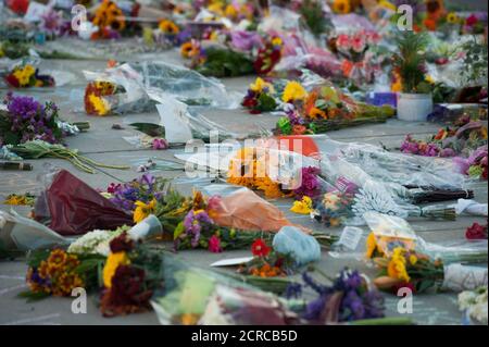 Washington DC, États-Unis. 19 septembre 2020. Des messages de souvenirs, de fleurs et de souvenirs sont vus sur le trottoir alors que des centaines de personnes se rassemblent pour rendre hommage à la juge de la Cour suprême Ruth Bader Ginsburg devant la Cour suprême des États-Unis à Washington, DC, le samedi 19 septembre 2020. La juge Ginsburg est décédée à son domicile d'un cancer du pancréas à l'âge de 87 ans. Crédit: Rod Lamkey/CNP/MediaPunch crédit: MediaPunch Inc/Alay Live News Banque D'Images