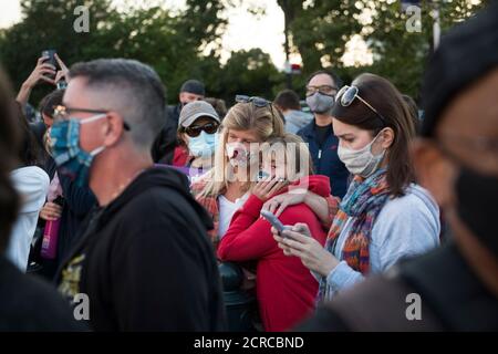 Washington DC, États-Unis. 19 septembre 2020. Des centaines de personnes se réunissent pour rendre hommage à Ruth Bader Ginsburg, juge à la Cour suprême des États-Unis, à Washington, DC, le samedi 19 septembre 2020. La juge Ginsburg est décédée à son domicile d'un cancer du pancréas à l'âge de 87 ans. Crédit: Rod Lamkey/CNP/MediaPunch crédit: MediaPunch Inc/Alay Live News Banque D'Images