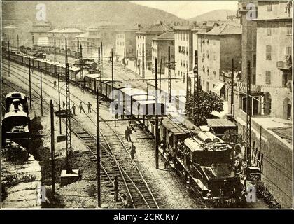 . Journal de chemin de fer électrique . de 28 m p.p.H., mais il peut également être utilisépour le service de passagers. La locomotive a également une vitesse de 14 M.p.J., pour la commutation et la régénération de l'énergie lorsque la rame descend une pente. Jn compte tenu de la capacité du loco-mobile, cependant, seule la vitesse la plus élevée devrait être considérée, car il s'agit de la vitesse normale. La locomotive ne pèse que 60 tonnes, mais sa construction mécanique est telle que la poids peut être augmentée à 75 tonnes au moyen de lest. Au cours des essais, un train de 418 tonnes, à l'exclusion des locomotives, a été pris à 28 km/h de Pontedecimo à Busalla, un distan Banque D'Images