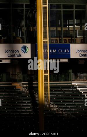 Milwaukee, WI, États-Unis. 19 septembre 2020. Le poteau de gauche de l'éperon de terrain tandis que le soleil de fin de soirée brille sur lui pendant le match de baseball de la ligue majeure entre les Milwaukee Brewers et les Kansas City Royals à Miller Park à Milwaukee, WISCONSIN. John Fisher/CSM/Alamy Live News Banque D'Images