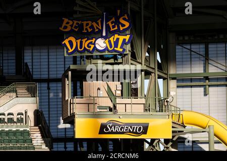 Milwaukee, WI, États-Unis. 19 septembre 2020. Bernie's Dugout haut au-dessus des gradins dans le champ gauche pendant le match de base-ball de la ligue majeure entre les Milwaukee Brewers et les Kansas City Royals à Miller Park à Milwaukee, WISCONSIN. John Fisher/CSM/Alamy Live News Banque D'Images