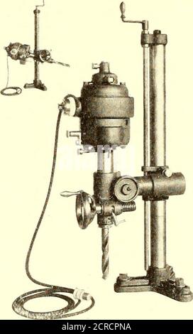 . Tourillon électrique de chemin de fer . du câble de chariot adjacent. La facilité de calage de la langue est l'une des caractéristiques les plus fortes de cet étau. La partie supérieure de la pièce moulée est faite exactement comme une oreille de chariot standard et est fixée de la même manière. Aucune charnière n'est requise car le mouvement latéral nécessaire du commutateur est obtenu grâce à la flexibilité du métal. Le reste de l'équipement comprend des tiges, des chapes, des manivelles, des isolants en bois, des tendeurs et des boulons. Un dispositif de ce type élimine la nécessité de transferrer la roue du chariot sur des voies de passage. De plus, lorsque le s Banque D'Images