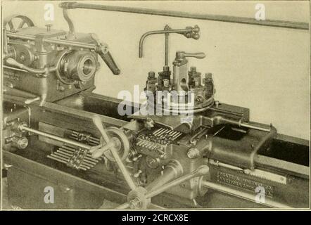 . Ingénieur américain et journal ferroviaire . z/z connexion posée a été testé en service et a trouvé satis-usine. Le comité suggère également l'ajout aux différents calendriers de notes, ce qui donne plus d'importance à la charge théorique maximale qui peut venir sur les faisceaux.{pour continuer.) Extra Work Department of the Baldwin LocomotiveWorks.—le nombre annuel de pièces en double fournies en années de renouvellement équivaut à environ 100 nouvelles locomotives. En 1906, 368 paires de bouteilles ont été commandées et 80 chaudières. En 1905, 196 locomotives ont été révisées et mises en état de travail de première classe.—AR Banque D'Images