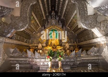 CHIANG MAY, THAÏLANDE - 22 DÉCEMBRE 2018 : sculpture du Bouddha assis sur l'autel du Temple d'argent (Wat Sri Suphan) Banque D'Images