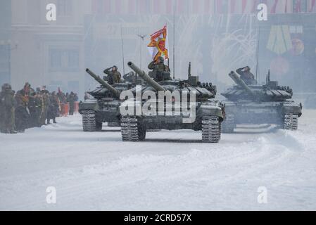 SAINT-PÉTERSBOURG, RUSSIE - 24 JANVIER 2019 : convoi de chars russes du T-72B3 sur la place du Palais. Fragment de la répétition de la robe de l'armée Banque D'Images