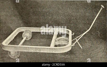 . Journal de chemin de fer de la rue . Il y a deux moteurs G. E. 51 pour la propulsion. Les formes en plaat ont une longueur de 4 pi et ont des vestibules avec portes pliantes, et sont plaquées avec de l'acier. Ils sont également fournis avec des pare-chocs en fonte d'angle. La garniture de la voiture est en bronze massif. Le compartiment passager est de 8 pieds. 8 pouces de long, et la partie restante du corps est finie en bois dur avec sièges pliants, faisant un bagage, express et compartiment fumeur. Il y a une porte coulissante isa dans la cloison entre eux. Les sillasses latérales en chêne sont de profondeur inhabituelle et sont plaquées pour fournir la résistance nécessaire. BR Banque D'Images