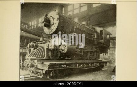 . Ingénieur américain et journal ferroviaire . Broyeur de 75 TONNES. VOITURE I-I.AI—LAKE SHORE „ MICHIGAN SOUTHERN RAILWAY. Juin 1907. AMERICAN ENGINEER AND RAILROAD JOURNAL 219. VOITURE ELAT DE 75 TONNES AVEC UNE LOCOMOTIVE DE CONSOLIDATION DE 80 TONNES CHARGÉE. VOITURE PLATE EN ACIER DE 75 TONNES. Lake Shore et Michigan Southern Railway. Le Lake Shore & Michigan Southern Railway vient d'être construit dans les boutiques de Collinwood, cinq wagons couverts de 150,000 livres pour transporter des machines lourdes, des moulages, etc. Ces carswères ont été conçues sous la direction de M. R. B. Kendig, ingénieur moi-chanique, et transporteront une charge de soixante-quinze tonnes avec Banque D'Images