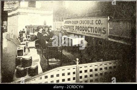 . Le journal de chemin de fer de rue . capable qui pourrait être pensé à ajouter au confort des passagers. Bien qu'il n'y ait pas de voitures exposées dans le hall, cette voiture a servi de plus qu'un substitut à la société Brownell. LA SOCIÉTÉ BABCOCK & WILCOX, de New York, hadW. H. Wells, de Chicago, à la convention. LA COMPAGNIE DE ROUE DE VOITURE DE ROCHESTER, DE ROCHESTER, N. Y., n'a fait aucune exposition, mais F. D. Russell et George C. Morse, de Rochester, ont pris soin des intérêts de cette compagnie. Comme une compagnie de souvenirthe avait une règle de poche. LES TRAVAUX ÉLECTRIQUES AMÉRICAINS, Providence, R. I., étaient, comme d'habitude aux conventions occidentales, re Banque D'Images