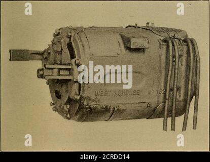 . Traction électrique pour les trains de chemin de fer; un livre pour les étudiants, les ingénieurs en électricité et en mécanique, les surintendants de la force motrice et autres .. . Figure 37.—moteur de locomotive électrique Visalia.monophasé, 15 cycles, 125 h., moteur Westinghouse. Deux vues. 174 LA TRACTION ÉLECTRIQUE POUR les faces DES TRAINS est nécessaire pour s'opposer aux éléments inductifs et ainsi maintenir le facteur de puissance du moteur. Les écarts d'air sont courts et les champs sont faibles, pour réduire l'auto-induction.les écarts d'air sont beaucoup plus longs que ceux des moteurs triphasés. Les transformateurs sont nécessaires pour réduire la tension du chariot, ordinarile11,00 Banque D'Images