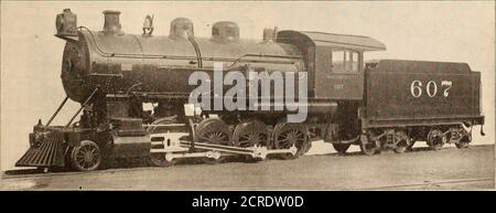 . Maître mécanicien de chemin de fer [microforme] . ins. Taille des orifices d'échappement 3 x 19 in. Taille des ponts 1% in. Soupapes. Course maximale des vannes à tiroir 5 % in. Circuit extérieur des distributeurs à tiroir 1 in. Circuit intérieur des soupapes à l'arrêt de 0 po Fil des soupapes en pleine vitesse 0 in. Roues. Diamètre des roues motrices à l'extérieur du pneu 56 in. Épaisseur du pneu 3 in. Diamètre et longueur des tourillons d'entraînement... 0,9 et 10 par 12 in.diamètre et longueur des tourillons de maneton principal.7 % par 6 % diamètre et longueur de l'isolant des tourillons de maneton latéral. .8 par 5 po. Diamètre des tourillons du chariot moteur, 5 % sur 10 po. Diamètre de la roue du chariot moteur Banque D'Images