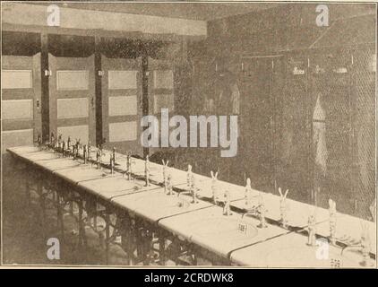 . Maître mécanicien de chemin de fer [microforme] . Figure 13—élévations latérales de la Locomotive et de l'atelier de machines—terminal R. R. de St. L. comme l'espace le permet, les casiers sont arrangele long des murs; les autres sont disposés en rangées doubles dans les salles.pour des raisons de ventilation et de pro-vide contre la probabilité d'incendie leLockers sont faits de métal expansé. En plus de ces installations sont des bains à quatre douches pour l'usage des hommes. Dans le raccordement avec l'éclairage de theshop il faut mentionner que la salle à tête plate est fournie entre le plancher principal du côté de la machine et le fond du balcon, th Banque D'Images