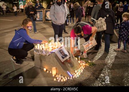 Portland, Oregon, États-Unis. 19 septembre 2020. Près de 300 personnes se sont rassemblées samedi soir à Portland, Oregon, pour pleurer la mort de Ruth Bader Ginsburg, juge de la Cour suprême, dans un événement intitulé ''impitoyablement Vigil, A Candlelight Memorial for RBG'' le 19 septembre 2020 un jour après la mort du juge Ginsburg. Elle avait 87 ans. Credit: Katharine Kimball/ZUMA Wire/Alay Live News Banque D'Images