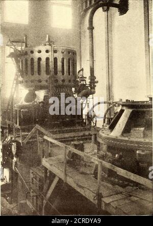 . Le journal de chemin de fer de rue . nd est ensuite laissé sur le plancher par des goulottes de charbon local controlledpar le pompier. Les cendres tombent des grilles dans des trémies à acier bordées de béton pour conduire les cendres vers les goulottes, dont les ouvertures sont contrôlées à volonté. Les cendre sur les rails de jauge du statif-ard reçoivent les cendre directement des goulottes et les transportent loin de la plante. LE CÂBLAGE des câbles entre l'alternateur et les bus de l'alternateur, le câblage de l'excitatrice et le câblage général de commande du courant et l'appareil est illustré dans les illustrations ci-jointes. Les trois câbles conducteurs des alternateurs sont un Banque D'Images